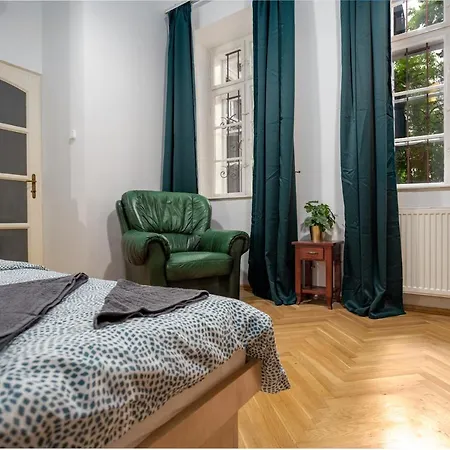 Emerald With Free Parking Apartament
